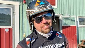 First One Out vann med en hals · Senaste nyheterna om trav · Travronden