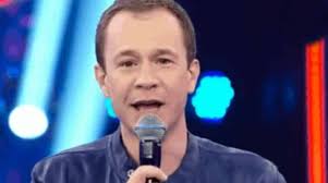Tiago leifert is an actor and editor, known for passione (2010), big brother brazil (2002) and fifa 14 (2013). Tiago Leifert Faz Rarissima Aparicao Com Sua Bebe De 10 Meses E A Esposa