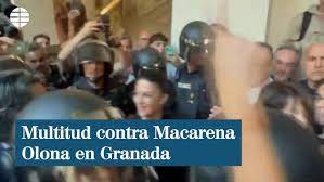 Una multitud protesta por la conferencia de Macarena Olona en la  Universidad de Derecho de Granada - YouTube