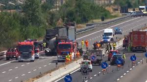 Una persona è morta e altre sei sono rimaste ferite in un impatto che ha coinvolto un furgone e quattro macchine. Pgtsiilw8doxqm