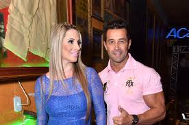 Marcos oliver has been in a relationship with patrcia sahade for a while (photo: Fiasco Ex Peoes Da Fazenda 6 Dao Bolo Em Festa De Marcos Oliver Entretenimento R7 Famosos E Tv