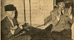 Daftar bacaan doa lengkap terkait kematian untuk orang yang meninggal dunia sejak pertama mendengar atas wafatnya seseorang dan saat takziyah serta doa bagi keluarga yang ditinggal. Doa Berbahasa Jawa Thariqat Sarkubiyah