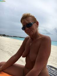 La abuela también se saca las tetas y el coño en la playa | ByteMaduras