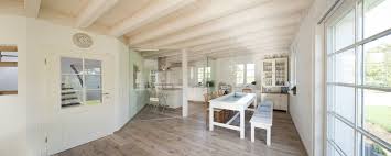 heller essbereich holz aumann haus weiss offene kuche glas holzhaus haus haus aus holz individuelle hauser