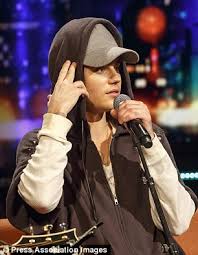 Oktober sitter den kanadiske popprinsen i sofaen hos thomas til norge: Justin Bieber Storms Off Stage In Oslo Hours After Walking Out On Radio Show Daily Mail Online