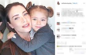 Nefise karatay 1976 yılında dünyaya gelmiştir. Nefise Karatay In Kiziyla Fotografina Yorum Yagdi