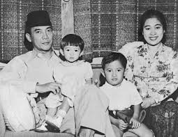 Ketua umum pdip, megawati soekarnoputri memberikan ultimatum kepada petugas partai yang tak mau ditugaskan. Inilah 7 Fakta Masa Kanak Kanak Megawati Soekarnoputri