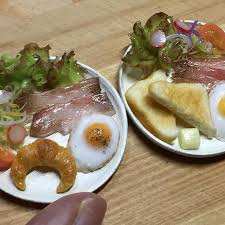 粘土で作ったモーニングプレートです ここのところバタバタの毎日ですが 来月はイベントもあるので時間を見つけて作っています 樹脂粘土 粘土 フェイクフード ミニチュアフード ミニチュア ドールハウス clay miniature miniature food tiny food mini