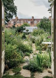 Garden Designer Laura Heybrook S Oxford Garden Is Brimful Of Colour And Life In 2020 Oxford Garden City Garden Garden