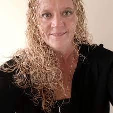 Lisa Syms's Instagram, Twitter & Facebook