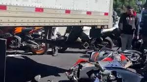 Mientras un grupo de personas auxiliaban a unos motociclistas que momentos antes se habían accidentado, un vehículo derrapa. Hxqknvorq6eb M