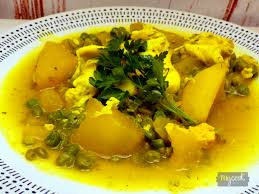 Deliciosa receta de patatas guisadas con chorizo, pimientos choriceros cebolla y aromatizado con azafrán. Patatas Guisadas Con Guisantes Con Mycook Cocina Tradicional En Tu Mesa Mycook Recetas