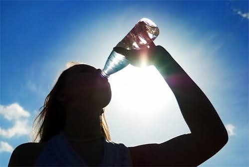 Especialistas recomendam beber 3 litros de &aacute;gua em dias de muito calor - Brumado Urgente