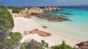 Crystal clear waters, pink sands, a series of coves and rocks, blue cliffs rising from deep seabeds, intense colours: Spiaggia Rosa Budelli La Maddalena Sardegna Sardbk Com Youtube