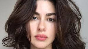Düşük olan göz kapakları artık daha yukarıda ve gergin. Nesrin Cavadzade Burnum Patlican Gibi Temiz Magazin