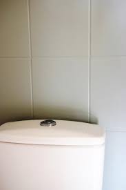 Um diese probleme zu beheben gibt es entkopplungsmatten. Fliesen Streichen Mit Kreidefarbe Schnell Gunstig Einfach So Haben Wir Bad Und Wc Mit Kleinem Budget Selbst Renoviert Unterfreundenblog