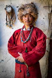 Ladakh can not work with fine pashmina. Ladakhi Traditional Wear T E H H A N L I N