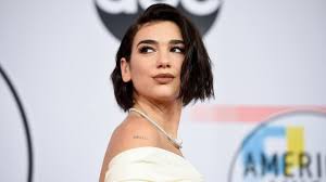 Diese kinnlange lockige frisur rahmt perfekt ihr gesicht und funktioniert am besten frauen mit dünnem lockigem haar. Baby Bob Der Neue Trend Haarschnitt Gala De