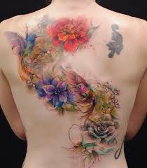 Attraktives Aquarell Tattoo Mit Blumen Und Kolibri Fur Den Rucken Girly Tattoos Schone Tatowierungen Blumen Tattoo Rucken
