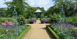 Der Blaue Garten Im Arboretum Ellerhoop Mit Pavillon Wallingford Und Zwei Runden Obelisken Von Classic Garden Elements Auf Dem Blauer Garten Garten Rankgitter