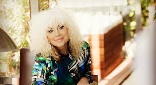 Donatella rettore nasce l'8 luglio del 1955 a castelfranco veneto, figlia di teresita pisani, attrice l'anno successivo rettore torna a sanremo con carmela e pubblica donatella rettore, il suo. Donatella Rettore L Ira Della Cantante Ho 64 Anni E Patologie Ma Ancora Niente Vaccino Il Mattino It