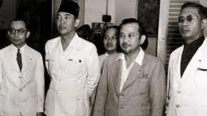 Berikut ini teks proklamasi kemerdekaan indonesia yang dibacakan soekarno pada 17 agustus 1945: Tiga Tokoh Yang Rumuskan Teks Proklamasi Di Rumah Perwira Tinggi Angkatan Laut Jepang Tribun Manado