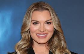 Iris Hopkins's Instagram, Twitter & Facebook