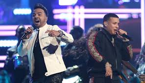 @nathan_gayajari ada banyak versi ya lagu ini, yang luis fonsi ft. Foto Despacito Dan Liukan Penari Seksi Bikin Panas Panggung Grammy Awards Showbiz Liputan6 Com