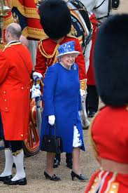 What happens during trooping the colour? Trooping The Colour Die Schonsten Bilder Der Geburtstagsparade Der Queen Seit 1952 Gala De