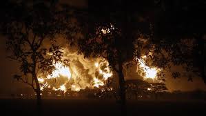 Kobaran besar api dan kepulan asap hitam akibat kebakaran di kilang minyak pt pertamina ru vi balongan, kabupaten indramayu, jawa barat. Qlyrrqsaldyxvm