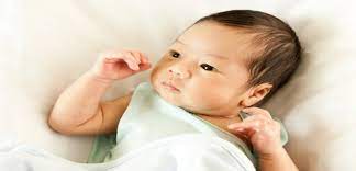 Cara bayi berkomunikasi selain menangis ialah mengoceh dengan lucu serta mendengus. Perkembangan Bayi 2 Bulan Dan Nutrisi Penting Pendukungnya