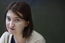 Flyktingar, protester, oligarker och donationer