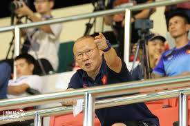 Nhóm 12 cổ động viên người việt nam tại uae chụp ảnh lưu niệm trước khi rời sân tập để thầy trò hlv park hang seo luyện công. Hlv Park Hang Seo Sáº½ Co Máº·t á»Ÿ Ä'a Náºµng Vao Ngay 3 11 Ä'á»ƒ Tuyá»ƒn Quan Bong Ä'a Va Ä'á»i Sá»'ng