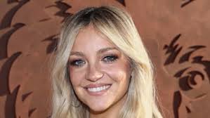 The Bear star Abby Elliott has a famous father