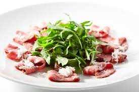 La carne cruda all'albese è un piatto originale, vivissimo , realizzabile solo in un modo ed usando l'inconfondibile materia prima offerta dal vitello albese della coscia. Carpaccio Di Carne Che Taglio Usare E Le Ricette Per Farlo Sfizioso It