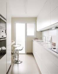 Dlinnaya Uzkaya Vytyanutaya Kuhnya Kak Isprav Nachrichten Finanzieren Innenarchitektur Kuche Umbau Kleiner Kuche Kuchen Design