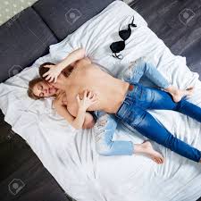 1 2 71 140 210 279 348 418 487 556 626 695 731. Draufsicht Auf Junges Paar Ist Sex Auf Weissem Bett Lizenzfreie Fotos Bilder Und Stock Fotografie Image 95363898