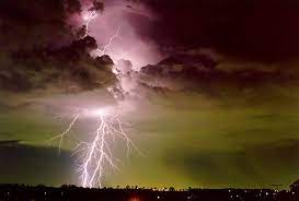 High Speed Solar Wind Triggers Lightning Strikes May 17 2014 By Sci News Com How Does Lightning Travel Through The Air A New St Photo Scenery Lightning Storm