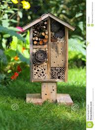 Echtes artenschutzprodukt und kein dekoartikel mit dünnem holz! Holzerner Insekten Haus Garten Dekoratives Wanzen Hotel Und Marienkafer Und Stockfoto Bild Von Leben Grun 44925660
