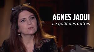 Il est marié mais tombe amoureux de son professeur d'anglais clara, qui est issue d'un monde cultivé très différent. Agnes Jaoui Interview D Une Actrice Qui A Le Gout Des Autres Youtube