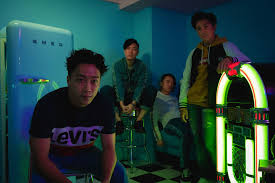 They were formed in 2006 and officially debuted in 2010 under redline music. å°ˆè¨ªsupper Moment æ­·ä¹…ä¸è¡° æ˜¯éŸ³æ¨‚ ä¹Ÿæ˜¯æ™‚è£çš„é—œéµå­— é¦™æ¸¯01 ä¸€ç‰©