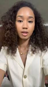 La disparition de Sarah Leroy, quinze ans, a bouleversé la petite bourgade  de Bouville‑sur‑Mer et ému toute la France. Un coupable fut rapidement  arrêté. Pourtant, dans chaque foyer, chaque bistrot,