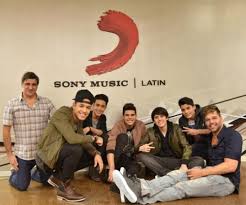 Cnco Con Su Casa Discografica Sonymusiclatin Junto A Ricky Martin Uno De Sus Productores Ricky Martin Sony Music Musica