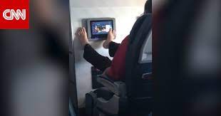 فيديو لمسافر يشغل نظام الترفيه بقدميه على طائرة يجتاح 