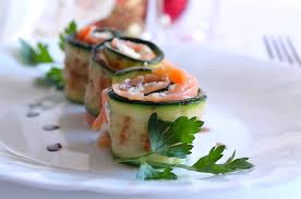 Melanzane e peperoni tagliate a dadini e cotte in una padella separatamente, quindi unite per terminare la cottura con l'aggiunta di cipolle. La Tavola Allegra Involtini Cremosi Di Zucchine Con Salmone Affumicato E Philadelphia Alle Olive