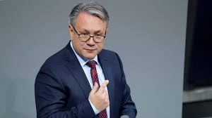 Csu steuerhinterziehung und selbstbereicherung, aber den ärmsten nicht die butter. Csu Abgeordneter Georg Nusslein Lasst Amt Ruhen Politik Bild De