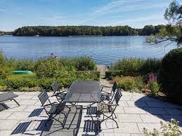 Beheimatet in einem alten fachwerkhaus aus dem 18ten jahrhundert direkt am ufer des essener baldeney sees zieht das haus am see jedes jahr. Ferienhaus Am Schlabornsee In Zechlinerhutte