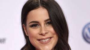 Das paar zeigte sich zum ersten mal anlässlich der filmpremiere von „feuchtgebiete im jahr 2013 der öffentlichkeit. Lena Meyer Landrut Wer Ist Ihr Freund Max Von Helldorff News De