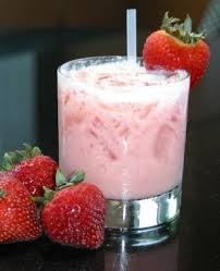 Caipirinha De Maracuja Com Leite Condensado No Liquidificador Aprenda A Fazer Uma Deliciosa Batida De Morango Que Agrada Adultos E Criancas E Uma Bebid Bebidas De Morango Receitas De Bebidas Festa Com Bebidas Alcoolicas