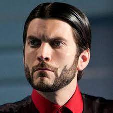 Katniss S Perfect Hair Effie S Mole And Peeta S Dye Job Inside The Best Looks Of The Hunger Games Hunger Games Awesome Beards Hair And Beard Styles
